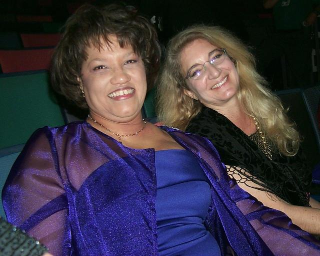 2000/03(March)/MardiGras/640x480_2000-03-04-1086-Paula-Sybil.JPG