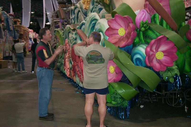 2000/03(March)/MardiGras/800x600_2000-03-02-1064-Mike-Jim-Superdome-Float.JPG
