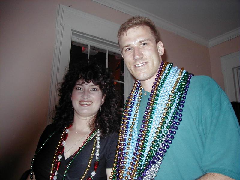 2000/03(March)/MardiGras/800x600_2000-03-02-45-Balcony-Party-Travis-Susie.JPG