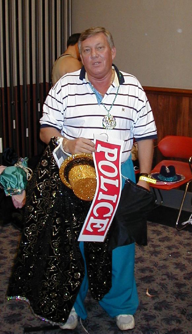 2000/03(March)/MardiGras/800x600_2000-03-04-03-costuming-randy.JPG