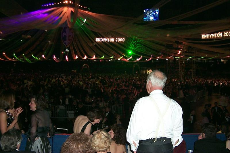 2000/03(March)/MardiGras/800x600_2000-03-04-1093-Extravaganza.JPG