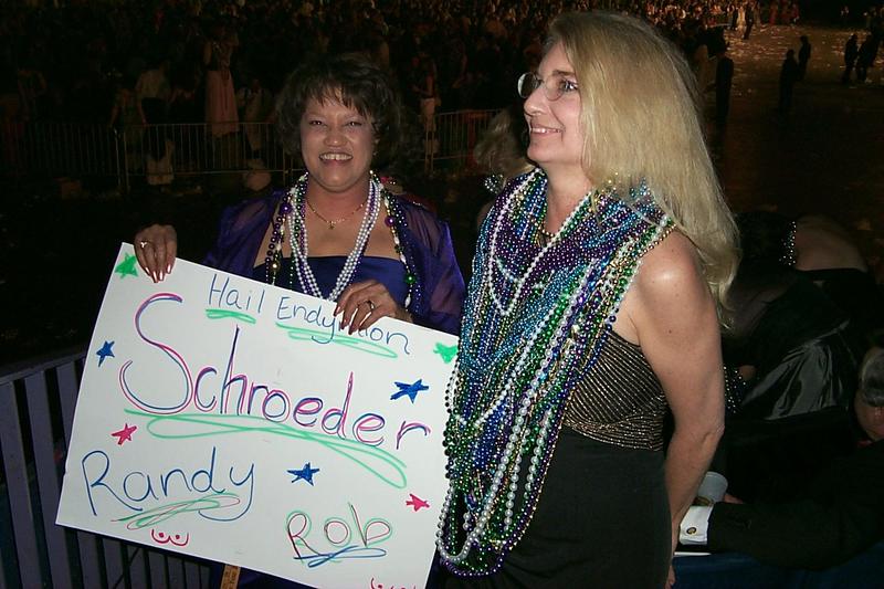 2000/03(March)/MardiGras/800x600_2000-03-05-1102-Paula-Sybil-Just-before-Our-Float-Entered.JPG