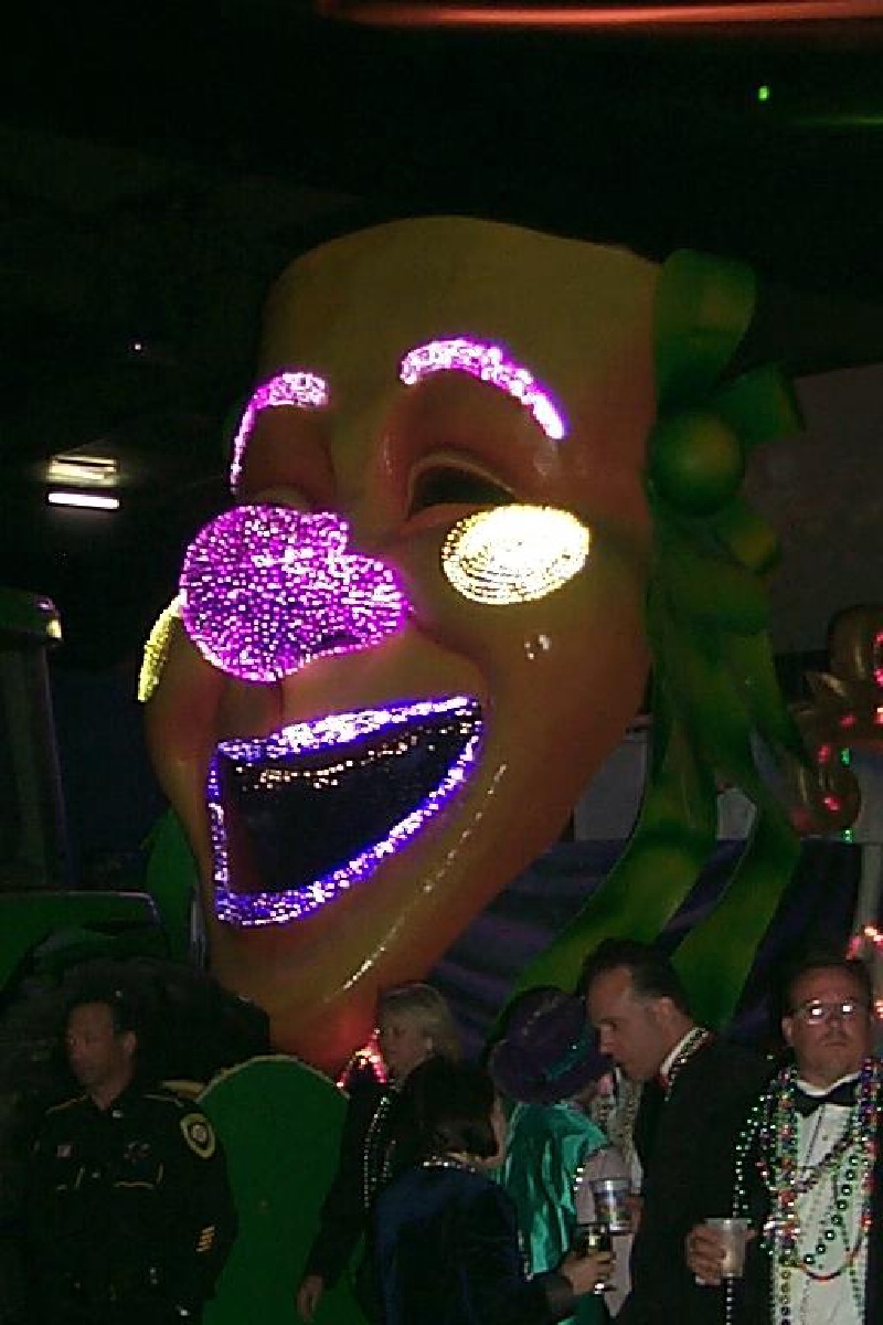 2000/03(March)/MardiGras/800x600_2000-03-05-1114-New-Float-Extravaganza.JPG