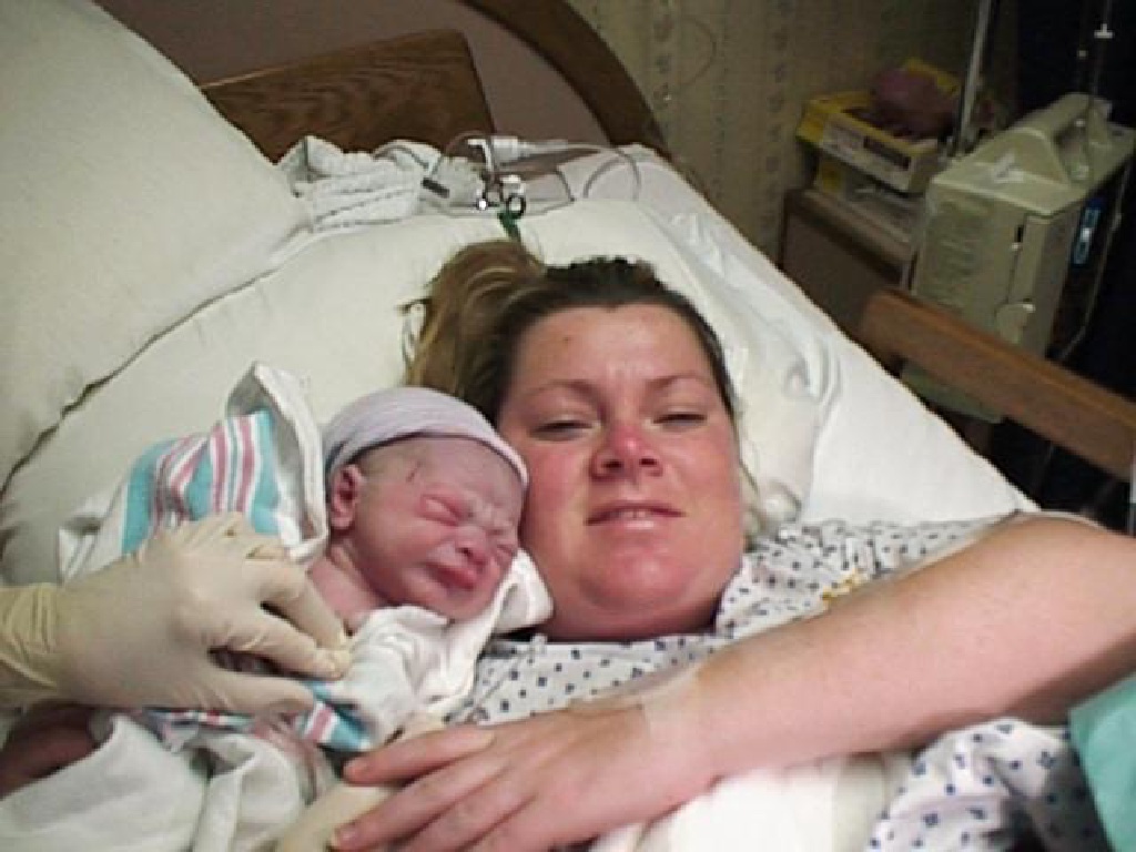 2000/03(March)/Vale_Andrew_Hildebrand_Arrives/1024x768_2000-03-04-Vale-Katie-Hi-Mom.JPG