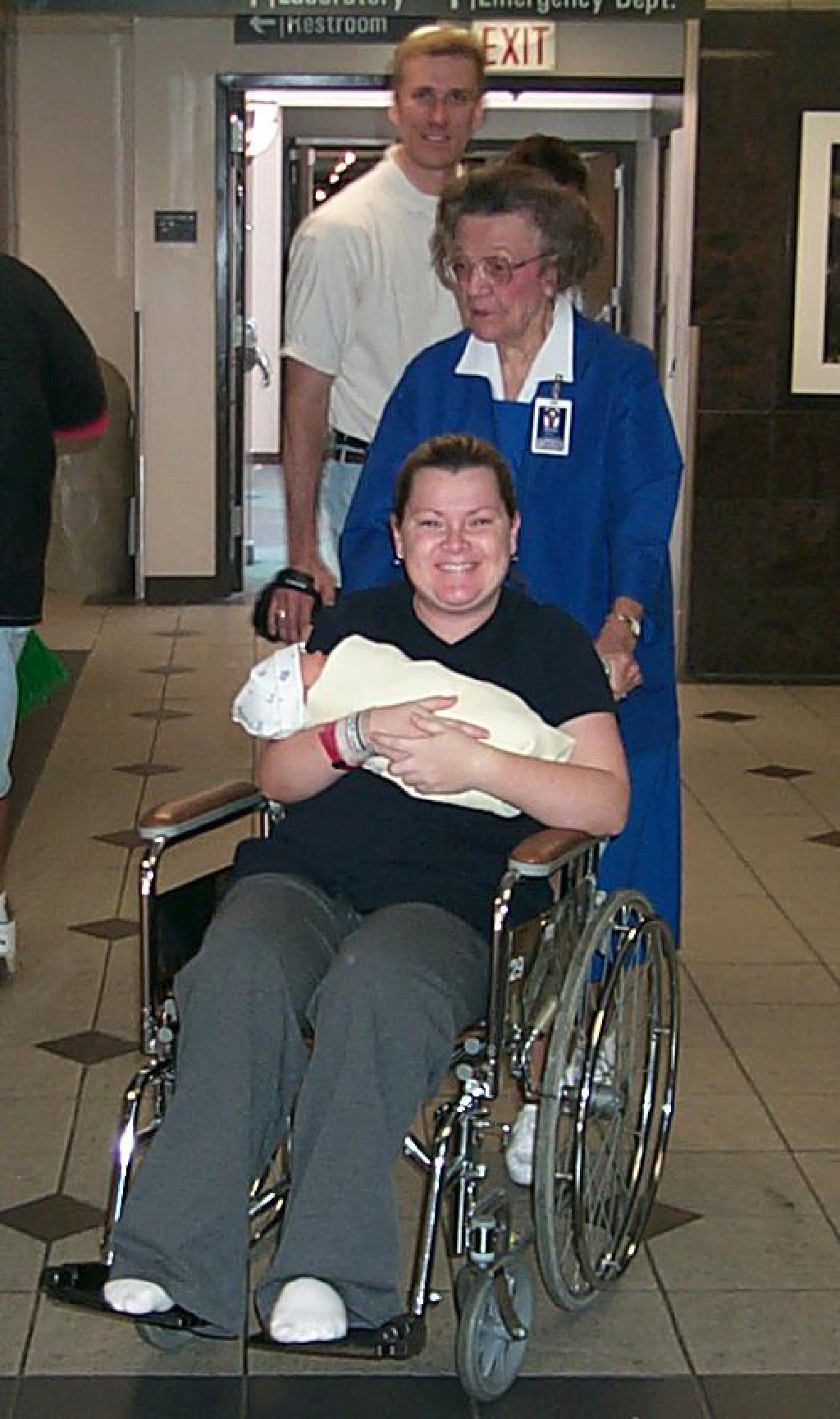 2000/03(March)/Vale_Andrew_Hildebrand_Arrives/1024x768_2000-03-06-1127-Going-Home.JPG
