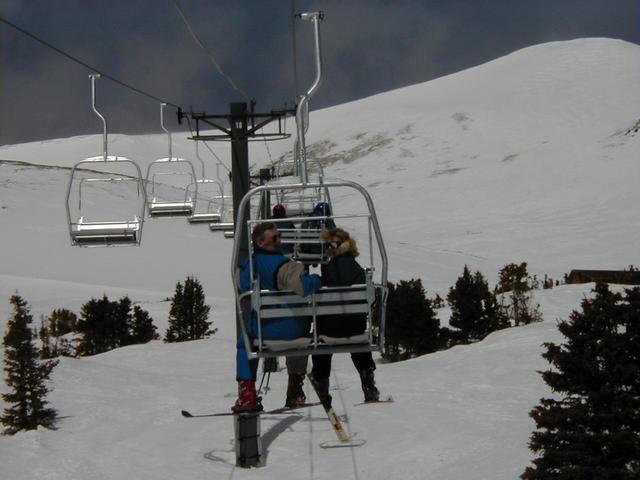 2000/04(April)/Colorado_Ski_Trip/640x480_2000-04-05-Jim-Janeen-Lift6-Breckenridge.jpg