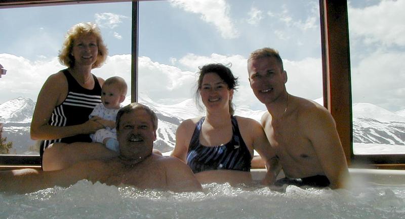 2000/04(April)/Colorado_Ski_Trip/800x600_2000-04-05-Hot-Tub-In-GoldPoint-Condo.jpg