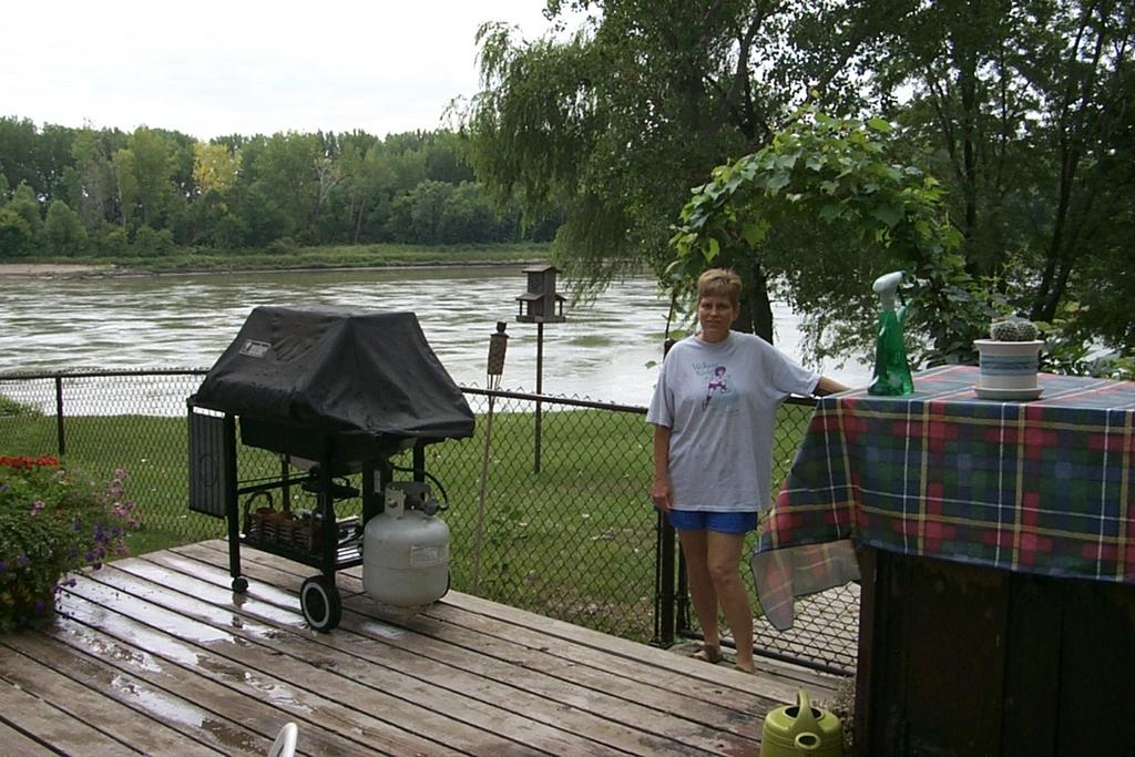 2000/08(August)/South_Dakota_Family/1024x768_2000-07-22-1980-Marci-deck.JPG
