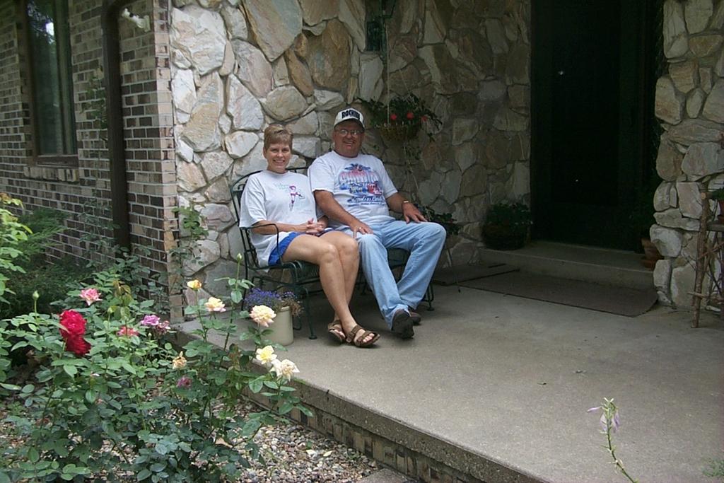 2000/08(August)/South_Dakota_Family/1024x768_2000-07-22-1987-Marci-Ron.JPG