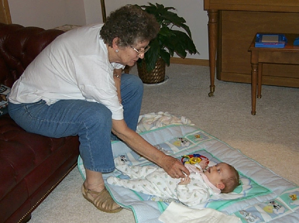 2000/08(August)/South_Dakota_Family/1024x768_2000-08-02-2014-Grandma-Scott-Genna.JPG