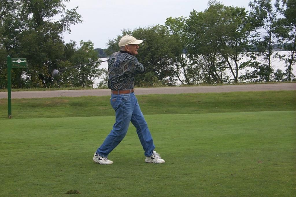 2000/08(August)/South_Dakota_Family/1024x768_2000-08-03-2019-Dad-Swinging.JPG