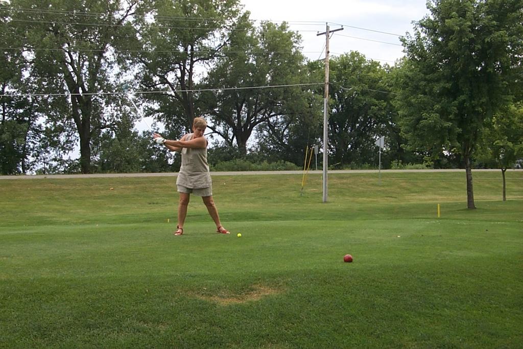 2000/08(August)/South_Dakota_Family/1024x768_2000-08-03-2020-Marci-Golfing.JPG