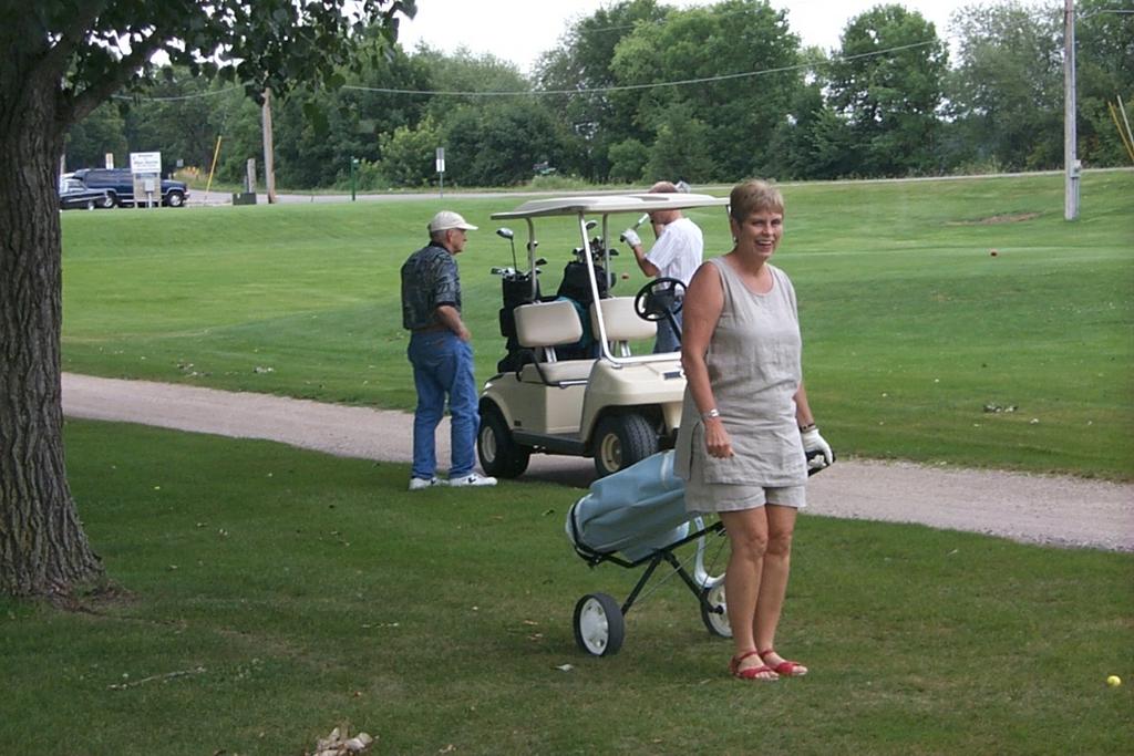 2000/08(August)/South_Dakota_Family/1024x768_2000-08-03-2021-Golfing.JPG
