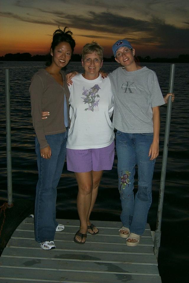 2000/08(August)/South_Dakota_Family/640x480_2000-08-01-2005-Jaymee-Marci-Kara-Nest-Lake.JPG