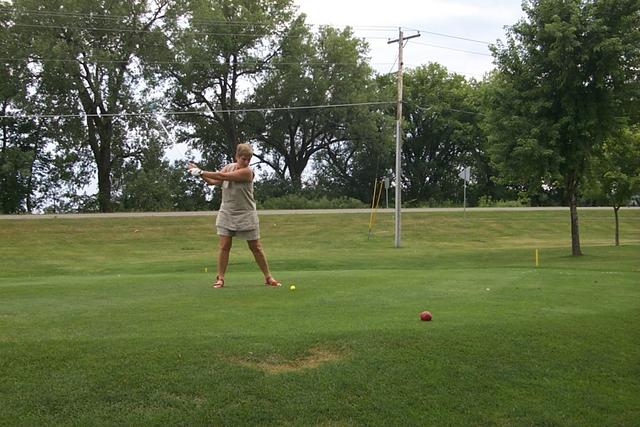 2000/08(August)/South_Dakota_Family/640x480_2000-08-03-2020-Marci-Golfing.JPG