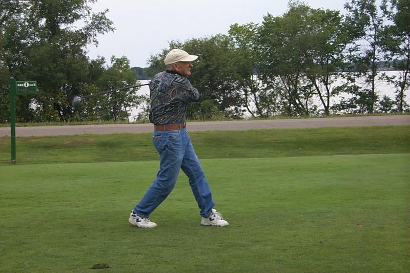 2000/08(August)/South_Dakota_Family/800x600_2000-08-03-2019-Dad-Swinging.JPG