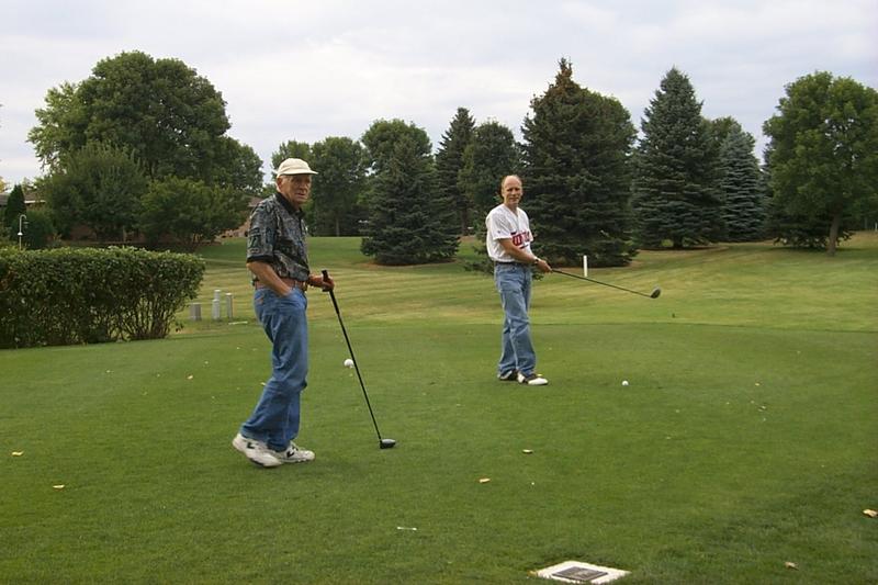 2000/08(August)/South_Dakota_Family/800x600_2000-08-03-2022-Dan-Dan-Golfing.JPG