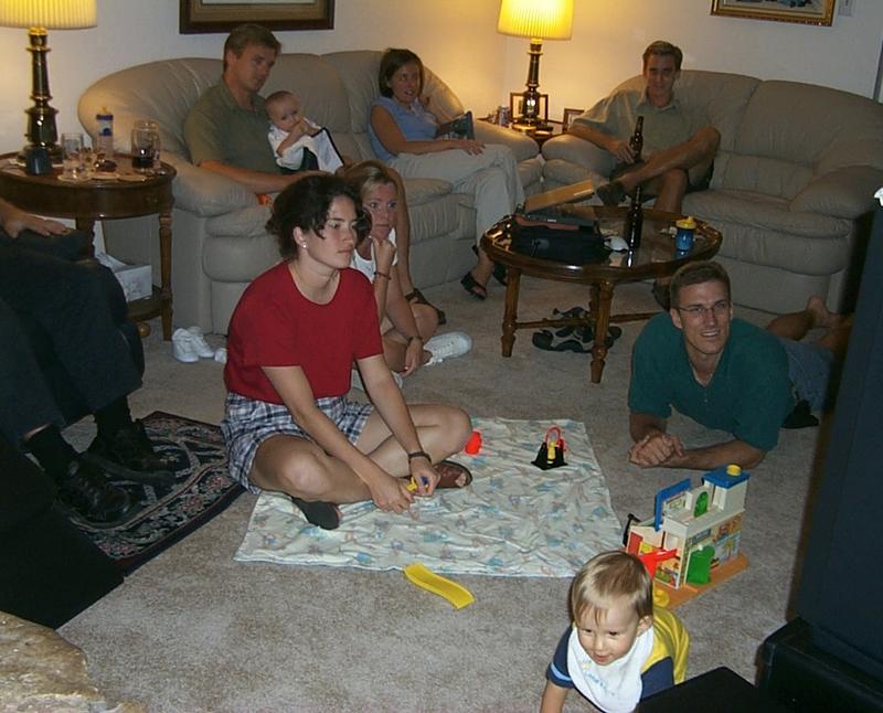 2000/08(August)/Travis_30th_Birthday/800x600_2000-08-23-2146-Watching-Final-Survivor-Episode.JPG