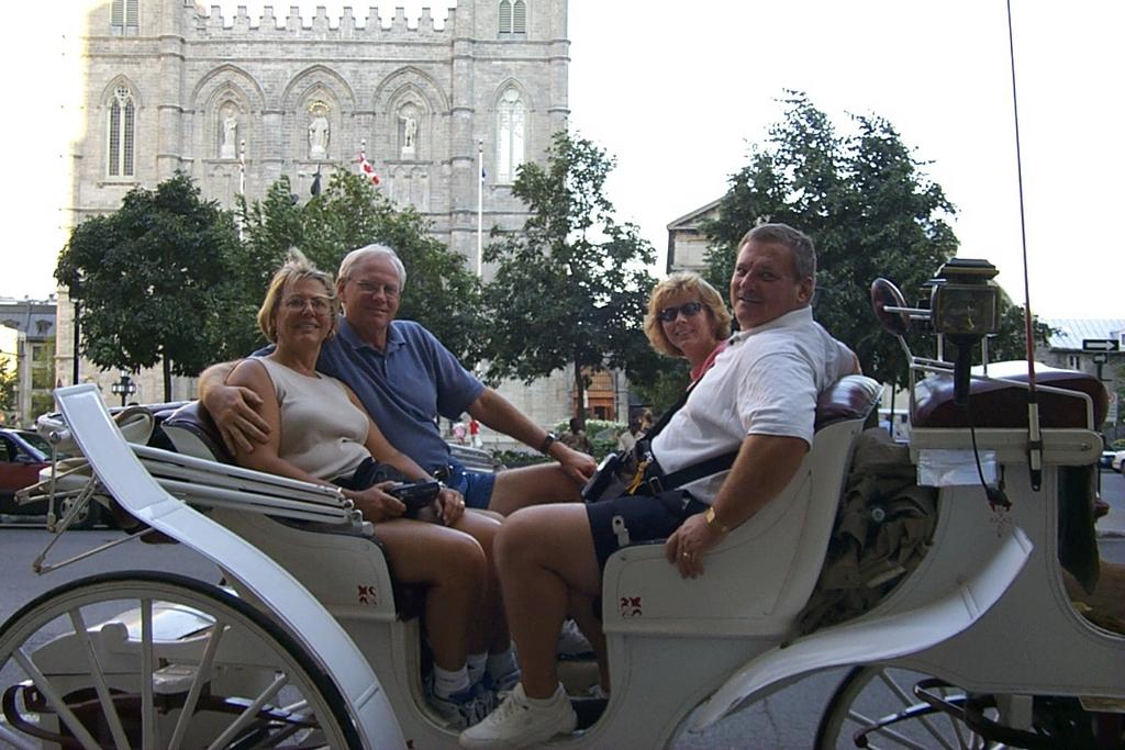 2000/08(August)/Tremblant_Canada/1024x768_2000-08-25-2154-Notre-Dame-Cathedral-Behind-Carriage.JPG