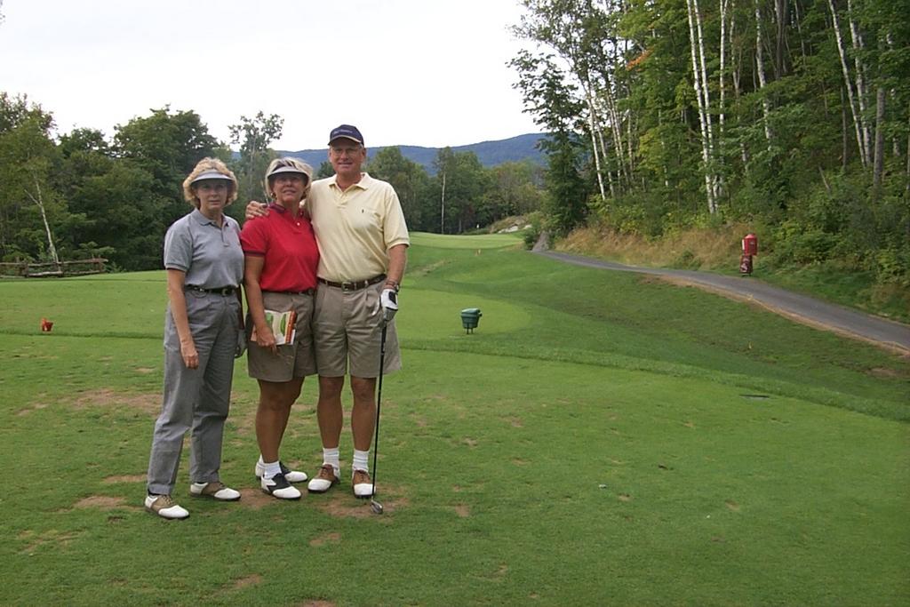 2000/08(August)/Tremblant_Canada/1024x768_2000-08-28-2218-leDiable-Hole12-Par3.JPG