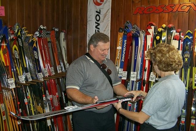 2000/08(August)/Tremblant_Canada/640x480_2000-08-27-2192-Ski-Shopping.JPG