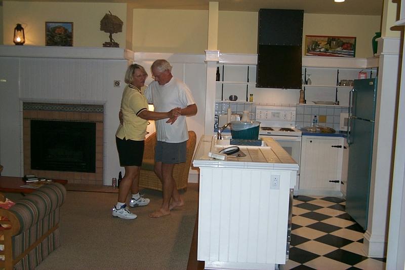2000/08(August)/Tremblant_Canada/800x600_2000-09-01-2243-two-steppin-in-kitchen.JPG