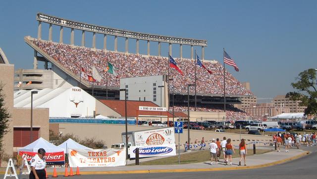 2000/09(September)/640x480_2000-09-30-12-Stadium.JPG