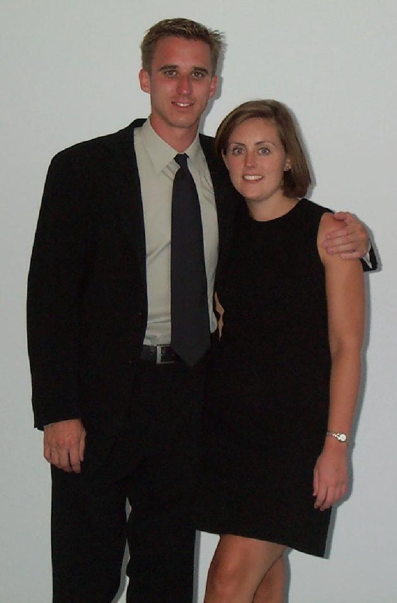 2000/09(September)/800x600_2000-09-11-heather_josh_dressedup1.jpg