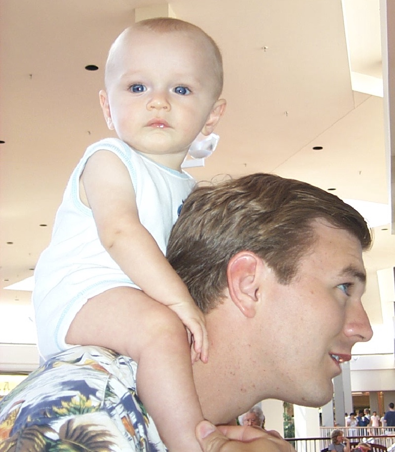 2000/09(September)/800x600_2000-09-18-2355-Vale-Justin-Shopping.JPG