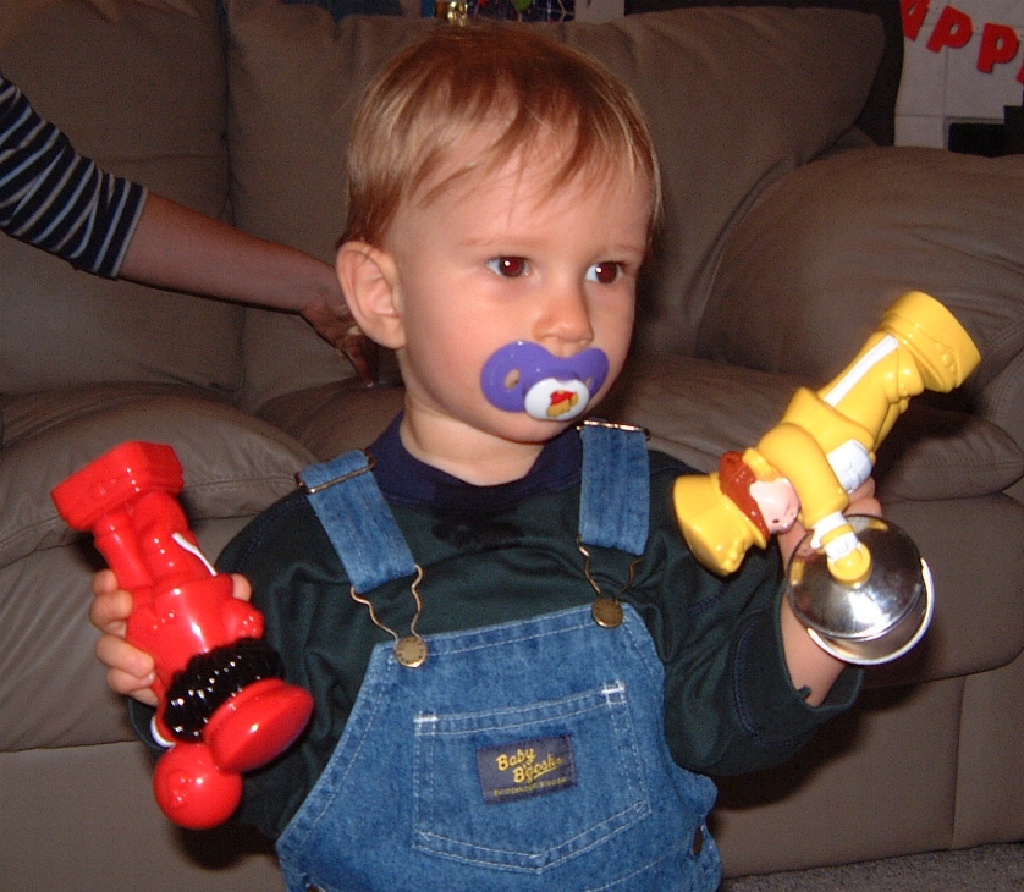 2000/10(October)/Chance_First_Birthday/1024x768_2000-10-07L-Chance-Toys.JPG