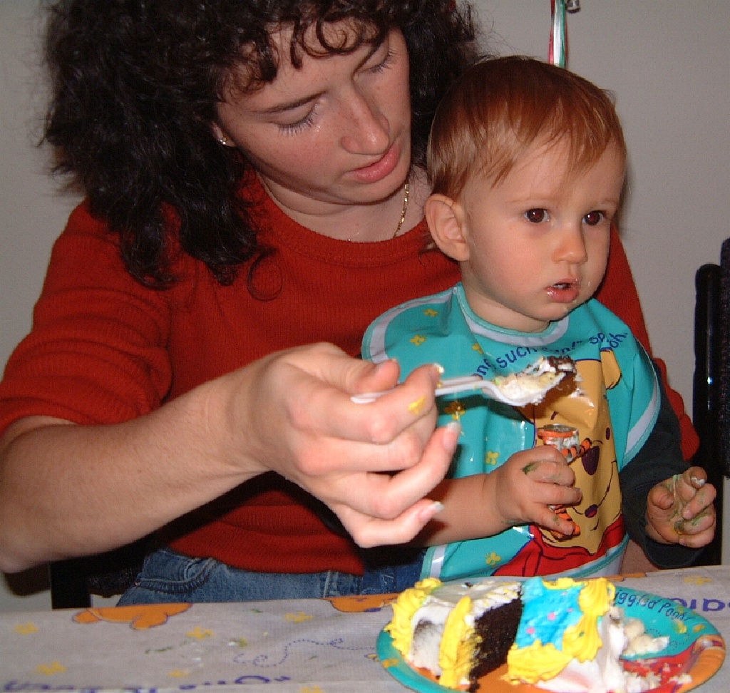 2000/10(October)/Chance_First_Birthday/1024x768_2000-10-07M-Eating-Cake.JPG
