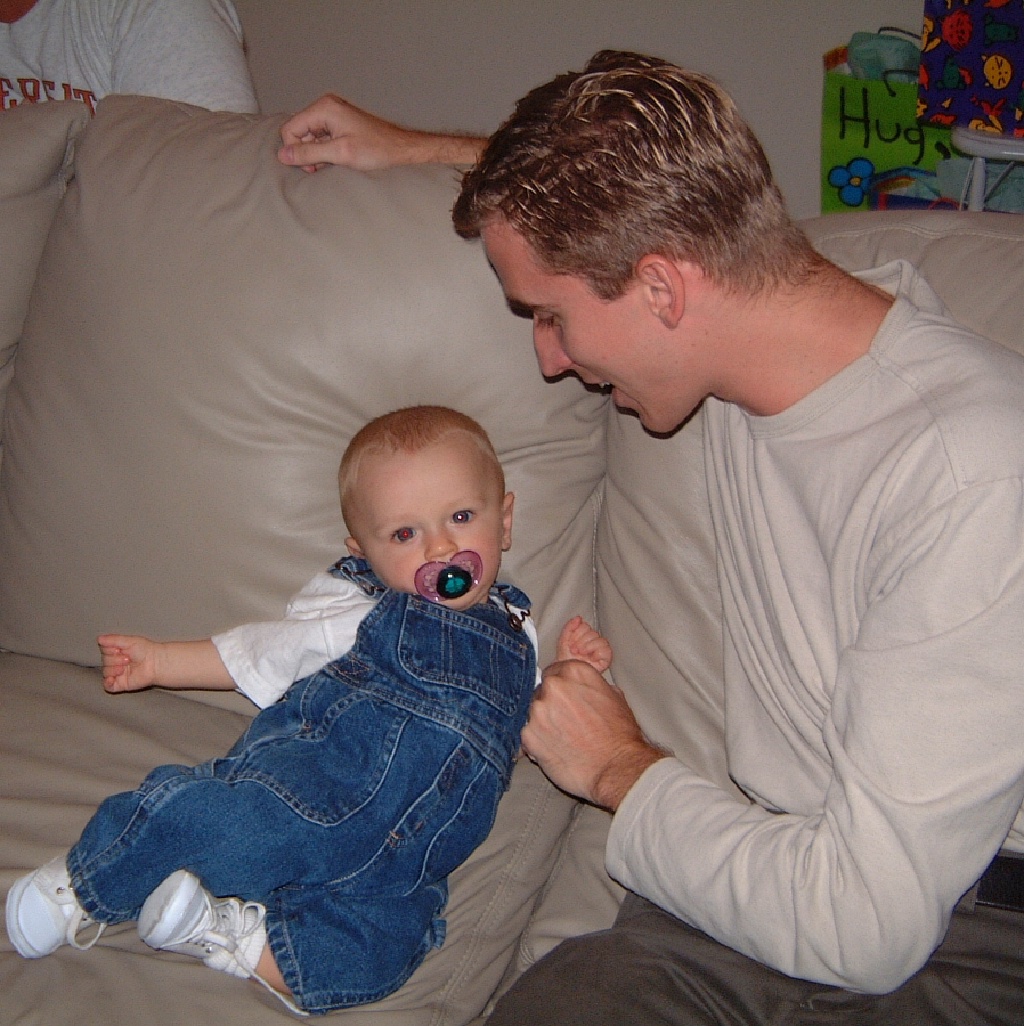 2000/10(October)/Chance_First_Birthday/1024x768_2000-10-07R-Vale-Josh.JPG