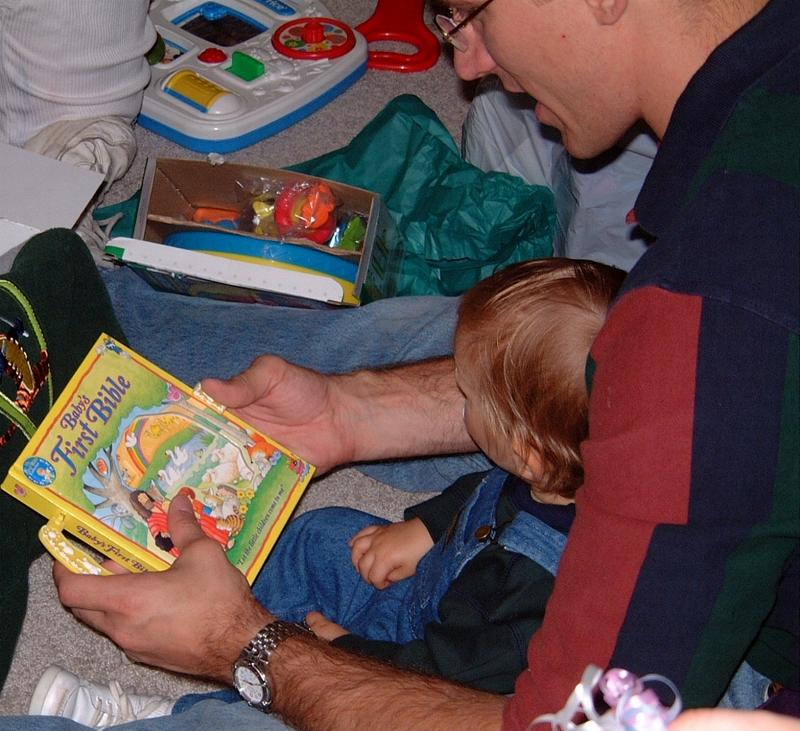 2000/10(October)/Chance_First_Birthday/800x600_2000-10-07U-Opening-Gifts.JPG