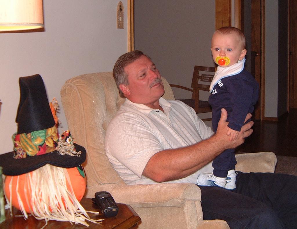 2000/10(October)/SD_Hildebrand_Wieczorek_fun/1024x768_2000-10-25-731-Vale-Grampa.JPG
