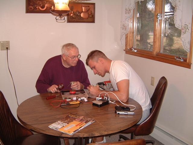 2000/10(October)/SD_Hildebrand_Wieczorek_fun/2000-10-23-34-fixing-hairdryer.JPG