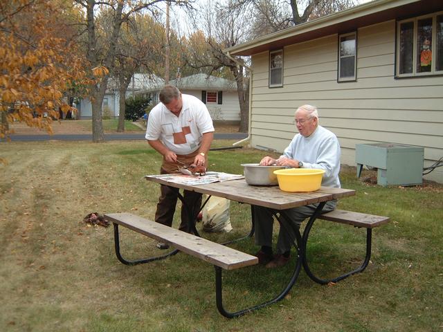 2000/10(October)/SD_Hildebrand_Wieczorek_fun/640x480_2000-10-23-55-Cleaning-pheasants.JPG