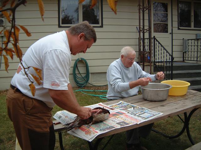 2000/10(October)/SD_Hildebrand_Wieczorek_fun/640x480_2000-10-23-57-Cleaning-pheasants.JPG