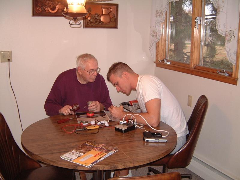 2000/10(October)/SD_Hildebrand_Wieczorek_fun/2000-10-23-34-fixing-hairdryer.JPG