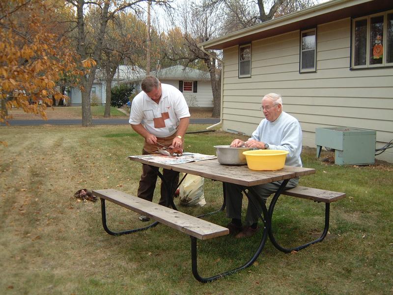 2000/10(October)/SD_Hildebrand_Wieczorek_fun/800x600_2000-10-23-55-Cleaning-pheasants.JPG