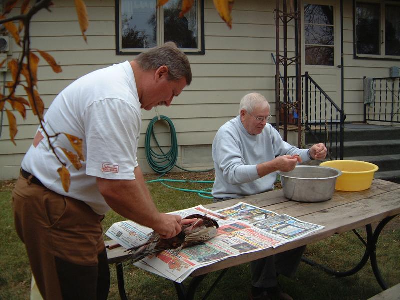 2000/10(October)/SD_Hildebrand_Wieczorek_fun/800x600_2000-10-23-57-Cleaning-pheasants.JPG