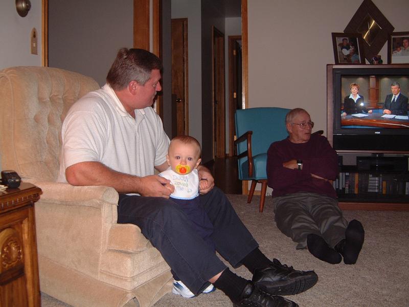 2000/10(October)/SD_Hildebrand_Wieczorek_fun/800x600_2000-10-25-72-Vale-Jim-Gramphi.JPG