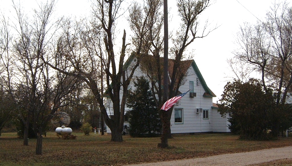 2000/10(October)/SD_Scott_Reunion/1024x768_2000-10-23-2-Fresh-Painted-Farm-House.JPG