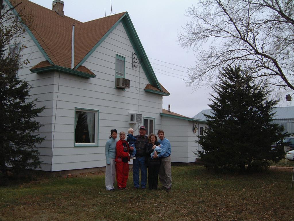 2000/10(October)/SD_Scott_Reunion/1024x768_2000-10-27-25-Scott-Farm-Marcis-Family.JPG