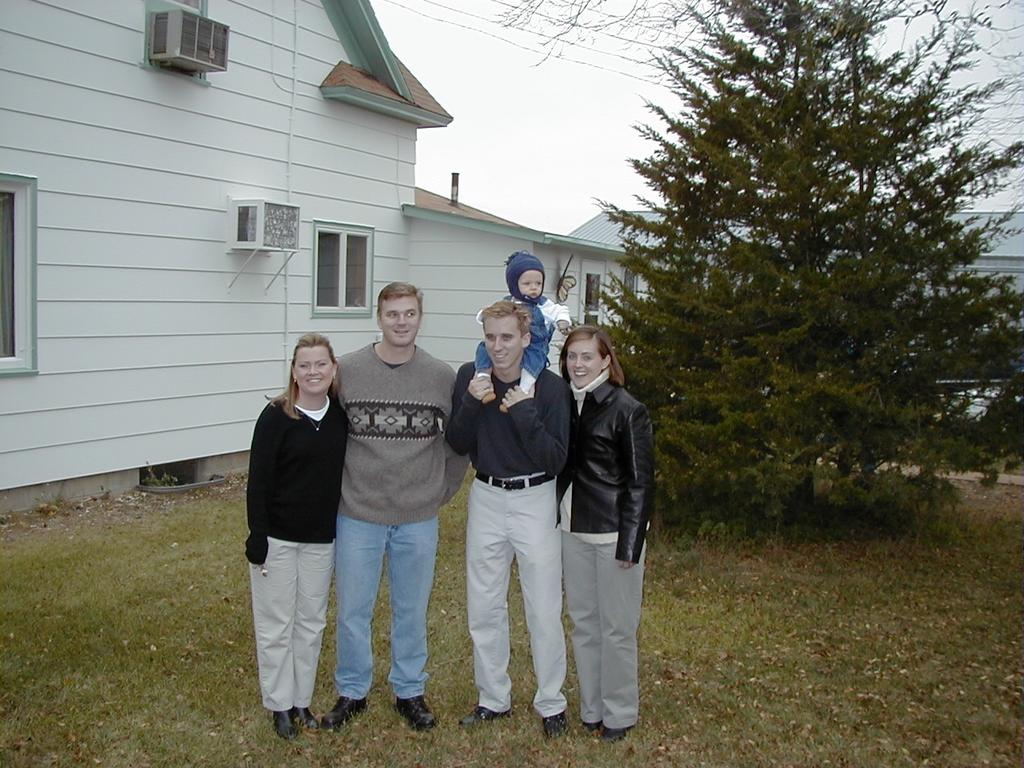 2000/10(October)/SD_Scott_Reunion/1024x768_2000-10-27-27-Scott-Farm-Katie-Justin-Josh-Heather.JPG