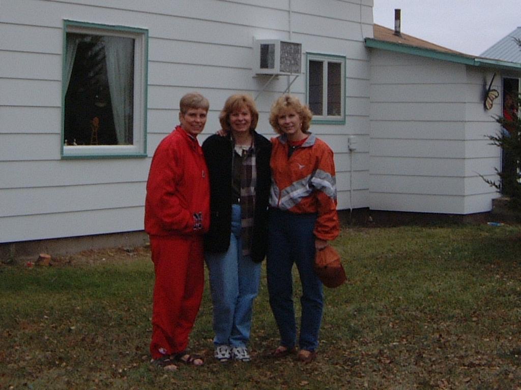 2000-10-27-31-Scott-Farm-Cousins-Marci-Patti-Janeen.JPG