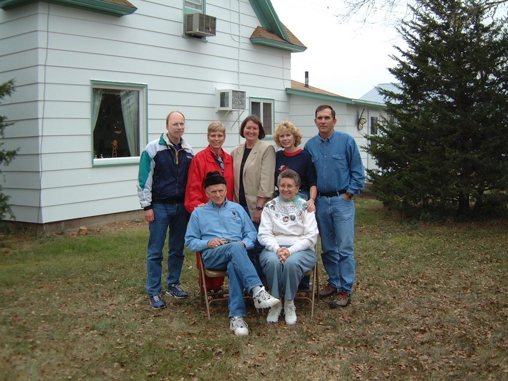 2000/10(October)/SD_Scott_Reunion/1024x768_2000-10-27-40-Scott-Farm-Mom-Dad-5kids.JPG