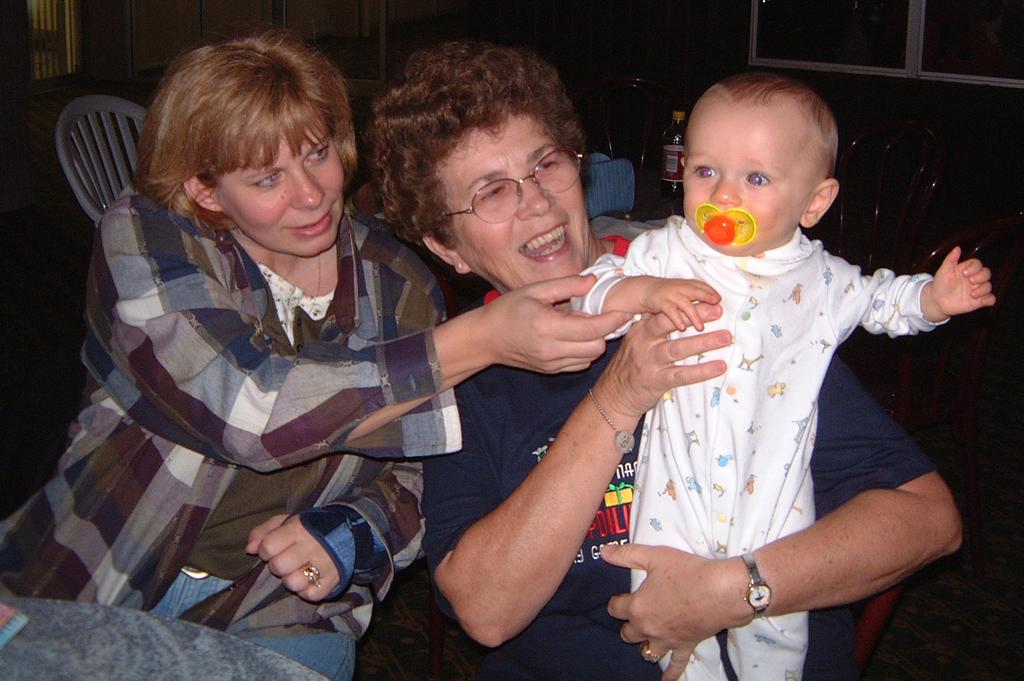 2000/10(October)/SD_Scott_Reunion/1024x768_2000-10-27-55-Holidome-Patti-Lydella-Vale.JPG