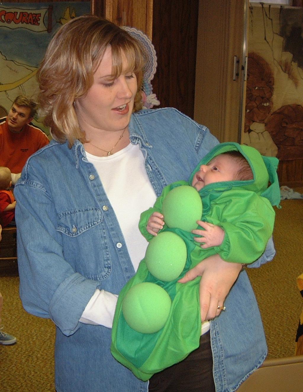 2000-10-28-17-Church-Basement-Costume-Party-Becky-Pea-in-a-Pod-Kobe.JPG