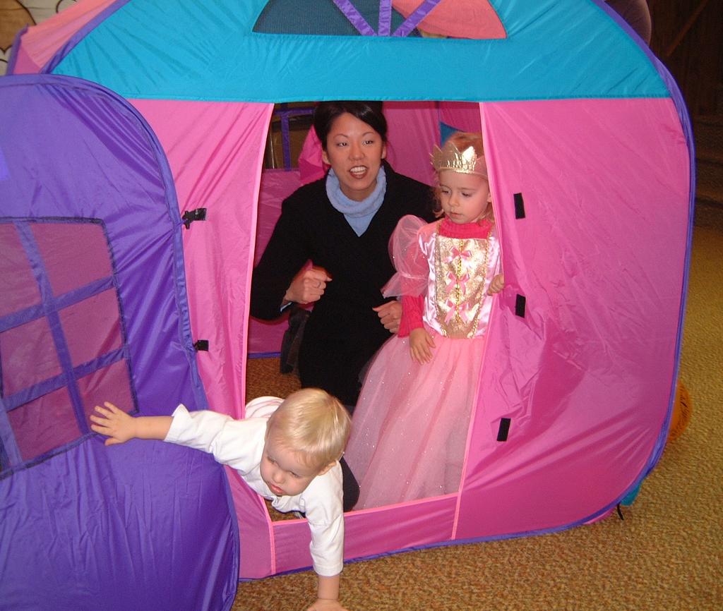 2000/10(October)/SD_Scott_Reunion/1024x768_2000-10-28-18-Church-Basement-Costume-Party-Dylan-Jaymee-Onna.JPG
