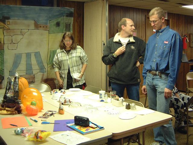 2000/10(October)/SD_Scott_Reunion/640x480_2000-10-28-39-Church-Basement-Julie-Dan-Travis.JPG